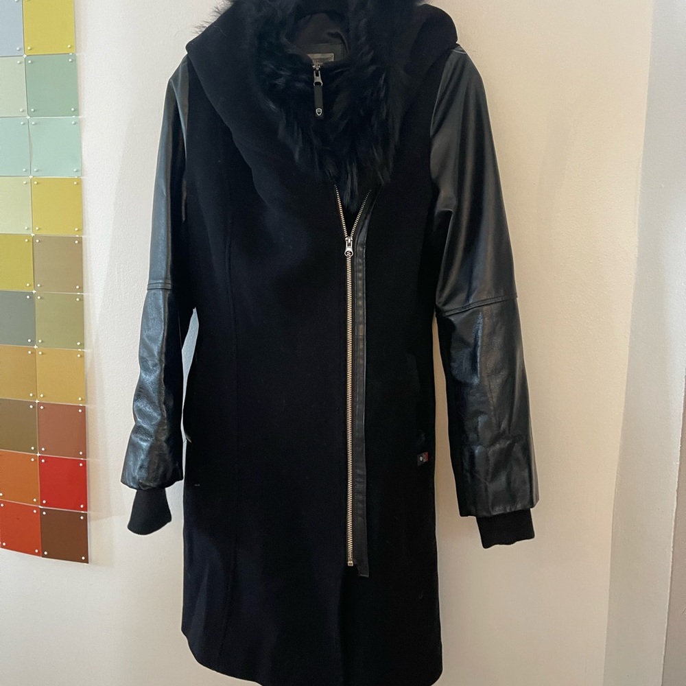 Elegant Black Trench Coat with Fur Trim and leather sleeves